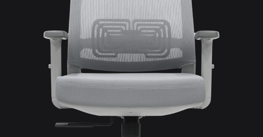 Detal technologii: Siatka Premium Mesh+ na oparciu fotela